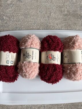 Yarn Bee Truly Teddy
Color: Red &blush
Size:8 oz ea
Lot of 4
NWT